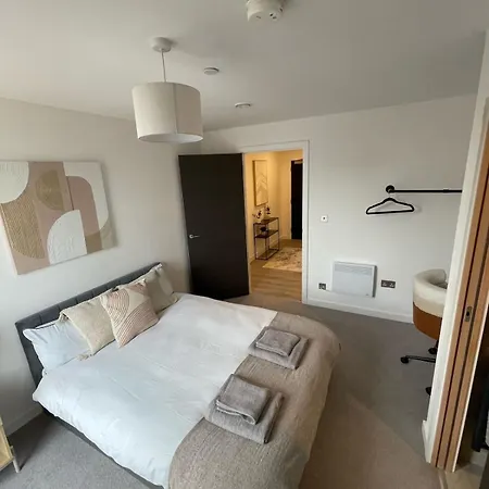 Stylish Flat - Sleeps 8 - Parking - Gym Apartment
