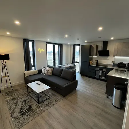 Apartment Stylish Flat - Sleeps 8 - Parking - Gym