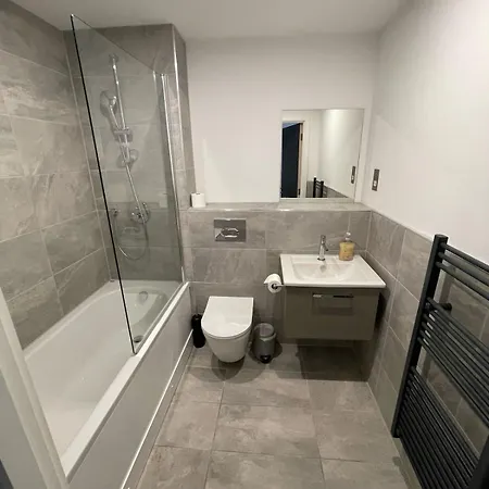 Stylish Flat - Sleeps 8 - Parking - Gym *