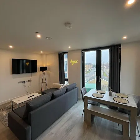 Centre - Parking & Gym - Fast Wifi - Sleeps 8