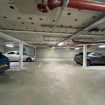 Stylish Flat - Sleeps 8 - Parking - Gym Апартаменты *