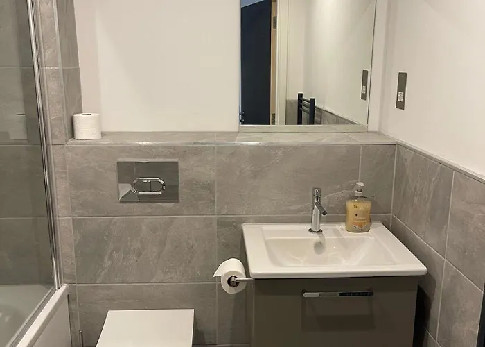 Lägenhet Centre - Parking & Gym - Fast Wifi - Sleeps 8 *