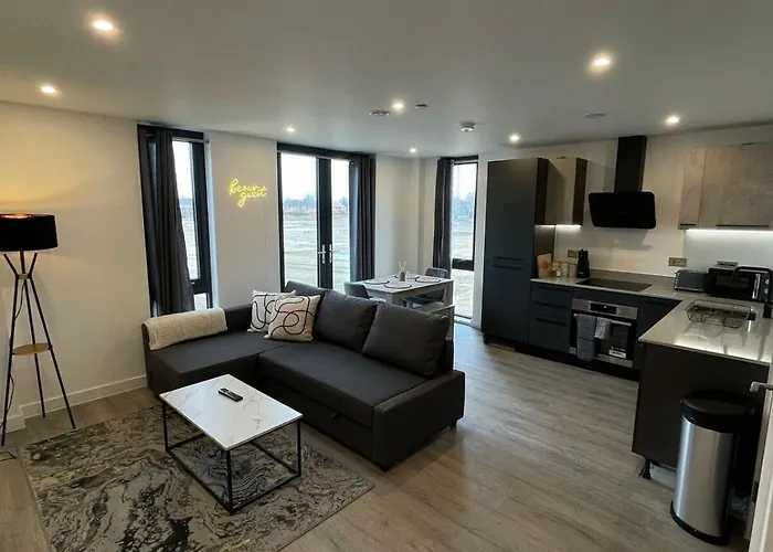 Lägenhet Centre - Parking & Gym - Fast Wifi - Sleeps 8