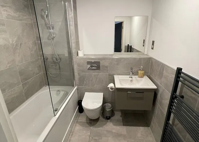 Centre - Parking & Gym - Fast Wifi - Sleeps 8 *