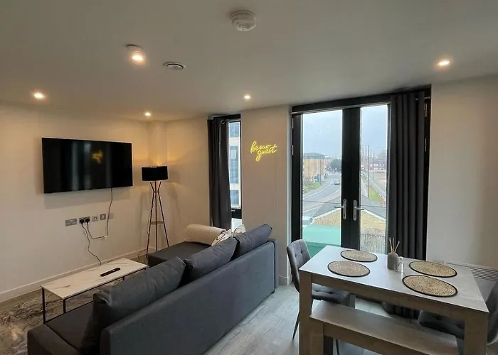 Centre - Parking & Gym - Fast Wifi - Sleeps 8