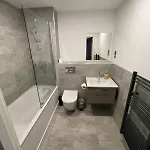 Centre - Parking & Gym - Fast Wifi - Sleeps 8 *