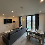 Centre - Parking & Gym - Fast Wifi - Sleeps 8